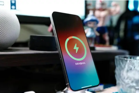 崆峒苹果15换屏服务分享用什么充电器给iPhone15充电更好 